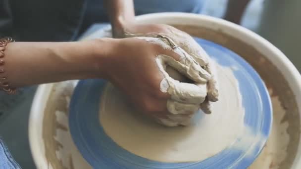 一个业余妇女的手工作与可锻湿粘土在波特的车轮 以创建手工制作的陶瓷厨具 — 图库视频影像