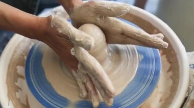 Amatör bir kadının elleri yumuşak ıslak kil ile bir potter's el yapımı hazırlanmış seramik mutfak oluşturmak için tekerlek üzerinde çalışmak.
