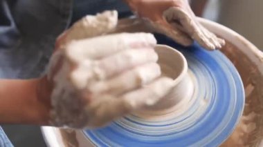Amatör bir kadının elleri yumuşak ıslak kil ile bir potter's el yapımı hazırlanmış seramik mutfak oluşturmak için tekerlek üzerinde çalışmak.
