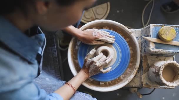 Amatör Bir Kadının Elleri Yumuşak Islak Kil Ile Bir Potter — Stok video