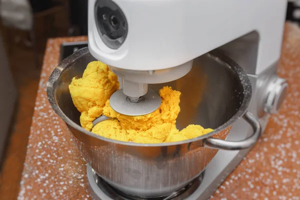 Wyrabia Ciasto Mikserem Lub Maszynce Pieczenia Koncepcji Kuchni — Zdjęcie stockowe