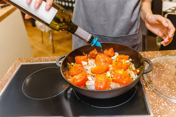 Woman Cooking Kitchen Pours Table Wine Vinegar Pan — Stock Photo, Image