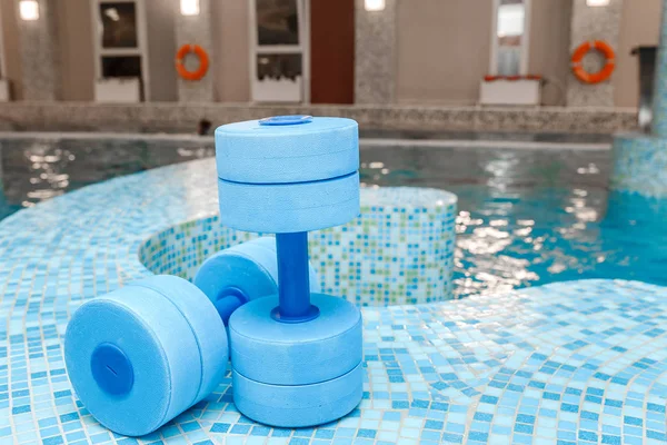 Dumbbells Equipamentos Para Aqua Aeróbica Esporte Perto Piscina — Fotografia de Stock