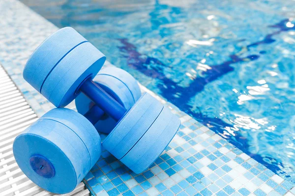 Halters Apparatuur Voor Aqua Aerobics Sport Buurt Van Zwembad — Stockfoto