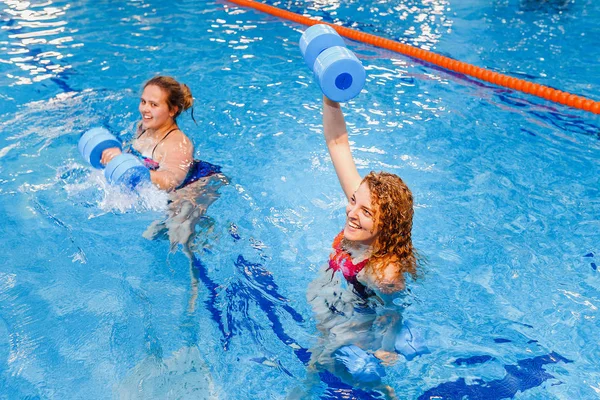 Twee Gelukkige Meisjes Oefenen Zwembad Met Halters Aqua Aerobics Lessen — Stockfoto