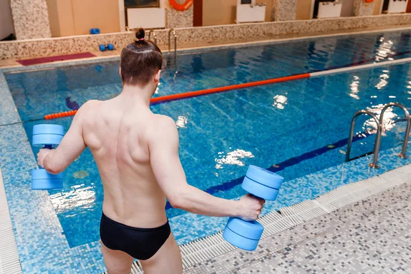 Entraîneur Aérobic Aquatique Entraînement Homme Dans Centre Sportif Piscine — Photo