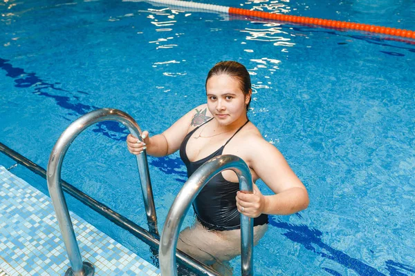 Mooie Atleet Vrouw Poseren Het Zwembad — Stockfoto