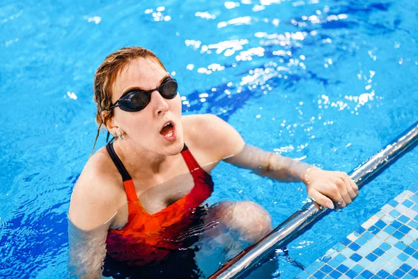 Young Athlete Woman Exercising Blue Water Fitness Gym Swimming Pool — Stock Photo, Image