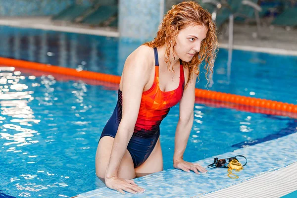 Junge Sportlerin Beim Training Blauen Wasser Eines Fitnessstudios — Stockfoto