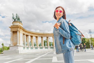 Bir Asyalı kadın turist Budapeşte - Kahramanlar Meydanı ana konumlar biri üzerinde. Kavram seyahat Avrupa ve Macaristan