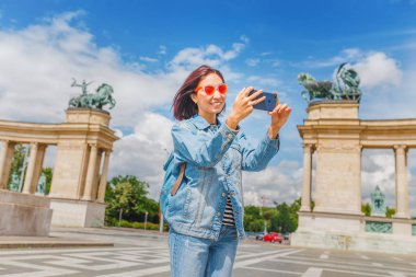 Bir Asyalı kadın turist Budapeşte - Kahramanlar Meydanı ana konumlar biri üzerinde. Kavram seyahat Avrupa ve Macaristan