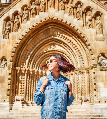 Karışık ırk kadın seyahat etmek sırt çantası hayran turistik yerler ve Avrupa'nın hedefleri. Vajdahunyad castle Budapeşte'de kilisede Jaki