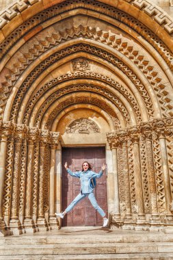 Vajdahunyad Castle Budapeşte, Macaristan için Jak Şapel girişinin önünde gezgin mutlu kadın.