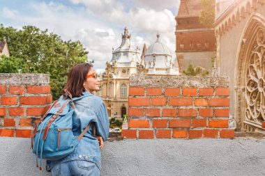 Köprü Vajdahunyad castle Budapeşte, Macaristan önünde poz sırt çantası ile mutlu turist kadın.