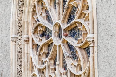 Bir tarihi kilise ya da katedral Gotik pencere dinlenme güvercinler