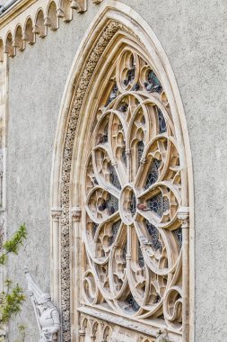Bir tarihi kilise ya da katedral Gotik pencere dinlenme güvercinler