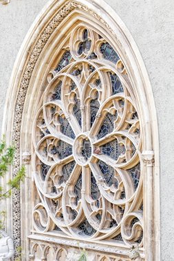 Bir tarihi kilise ya da katedral Gotik pencere dinlenme güvercinler