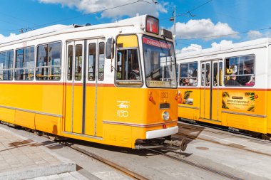 15 Mayıs 2018 Budapeşte, Macaristan: Budapest City sokak ünlü sarı tramvay