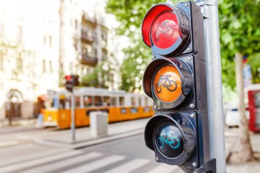 yoğun şehir sokak bisiklet trafik lambasından