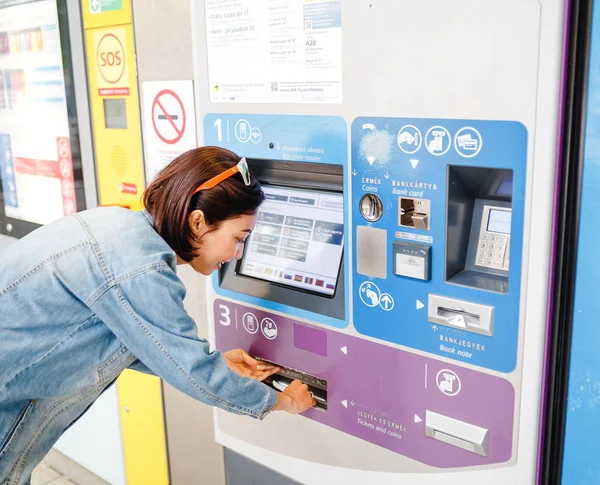 2018 ブダペスト ハンガリー ハンガリーの公共交通機関の自動販売機でチケットを購入する若い女性 — ストック写真