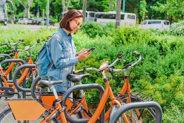 Happy Girl Cell Phone Trying Rent Bicycle Bike Sharing Point — Stock Photo, Image