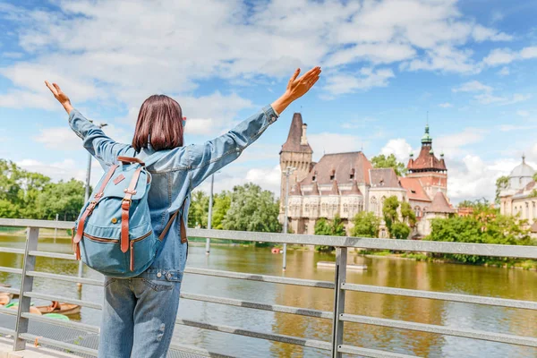 Młody Podróżnik Szczęśliwy Dziewczyna Stoi Tle Zamek Vajdahunyad Jeziora Mieście — Zdjęcie stockowe