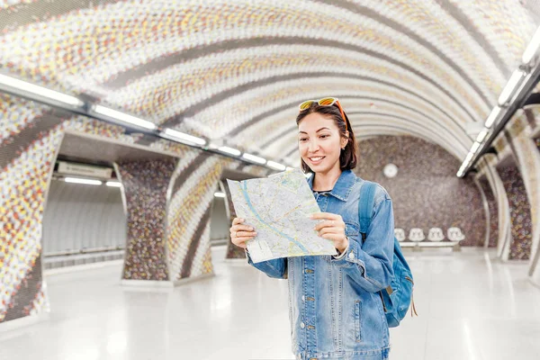 Молода Мандрівник Читає Карту Сучасній Станції Метро — стокове фото