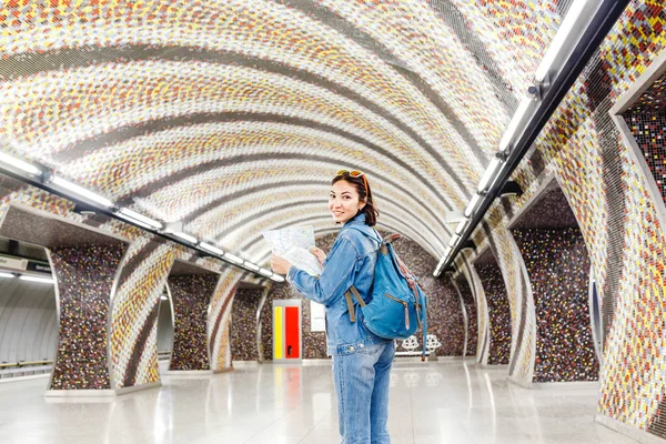 Молодая Женщина Путешественница Читает Карту Современной Станции Метро — стоковое фото