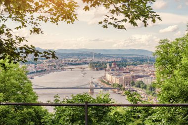 Budapeşte Parlamentosu ve Tuna Nehri Gellert Hill, bahar