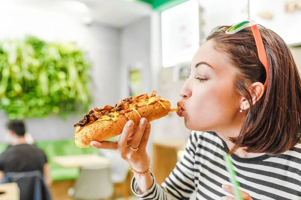 Mladá Hezká Dívka Jíst Velké Hotdog Fastfood Restaurace — Stock fotografie