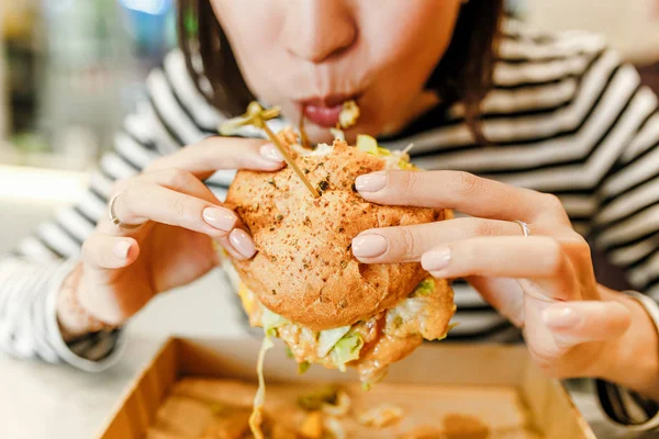 Женщина Ест Гамбургер Современном Кафе Быстрого Питания Концепция Обеда — стоковое фото