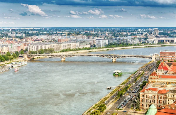 Vista Del Paisaje Urbano Del Río Danubio Con Diferentes Barcos — Foto de Stock