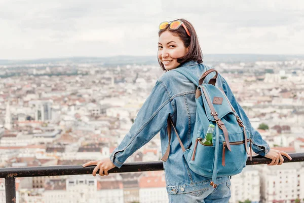 Uma Turista Goza Uma Vista Cidade Ponto Vista — Fotografia de Stock