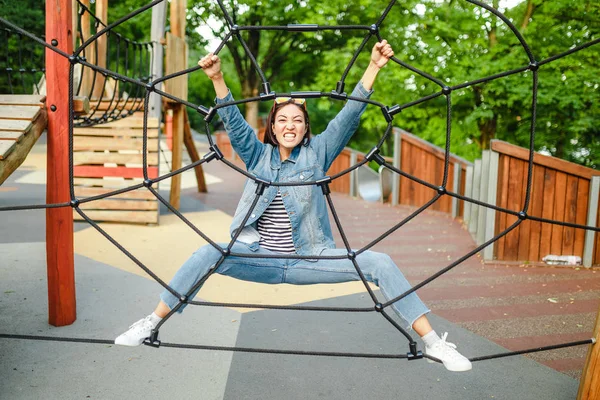 Mutlu eğlenceli bir macera halat Parkı, Çocuk oyun alanı kadında