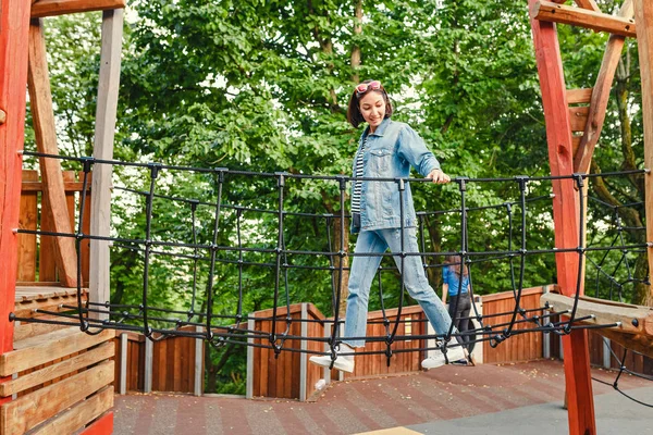 Ευτυχισμένος Διασκέδαση Γυναίκα Ένα Πάρκο Περιπέτειας Σχοινί Παιδική Χαρά — Φωτογραφία Αρχείου