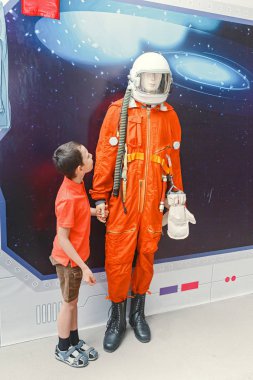 astronot takım elbise kostüm eğitim Müzesi'nde bakarak çocuğun