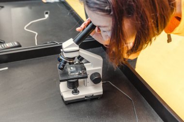 mikroskop eğitim sergi veya müze bakarak kadın bilim adamı