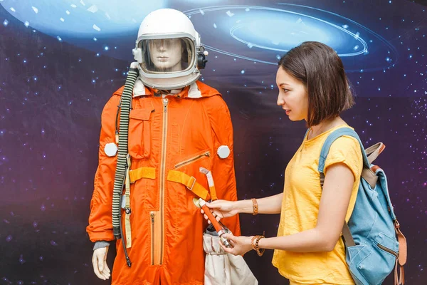 Femme Dans Musée Spatial Regardant Costume Astronaute — Photo
