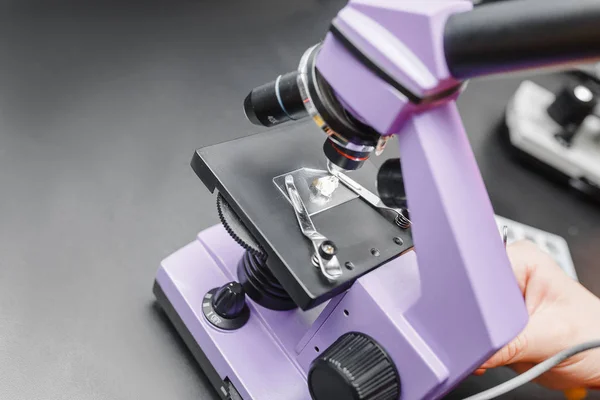 Primer Plano Del Microscopio Electrónico Con Mineral Piedra Laboratorio — Foto de Stock