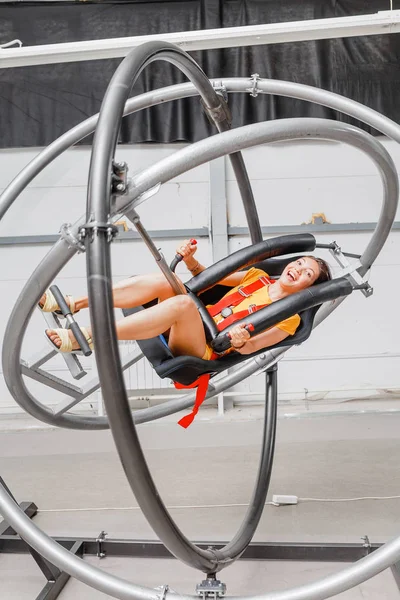 Kobieta Zabawy Szkolenia Żyroskop Swing Astronautów — Zdjęcie stockowe