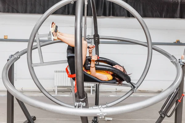 Mujer Divirtiéndose Giro Entrenamiento Astronauta Giroscopio —  Fotos de Stock