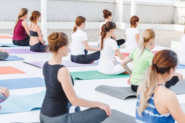 01 Temmuz 2018, Ufa, Rusya Federasyonu: Grup çekici genç spor eğitim ve birlikte yoga yaparken kız