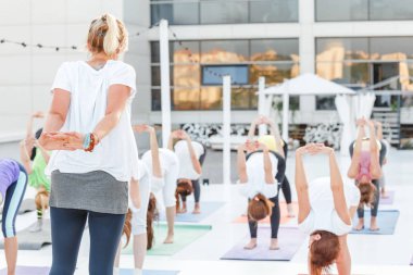 01 Temmuz 2018, Ufa, Rusya Federasyonu: Grup çekici genç spor eğitim ve birlikte yoga yaparken kız