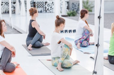 01 Temmuz 2018, Ufa, Rusya Federasyonu: yoga yaparken ve evin çatısına germe insanlar Amatör