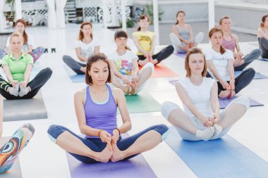 01 Temmuz 2018, Ufa, Rusya Federasyonu: yoga yaparken ve evin çatısına germe insanlar Amatör