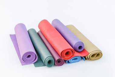 karışım-in spor ve yoga beyaz bir arka plan üzerinde izole için çok renkli kilim