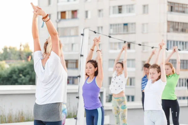 Juli 2018 Ufa Ryssland Grupp Människor Poser Asana Gör Yogaövning — Stockfoto