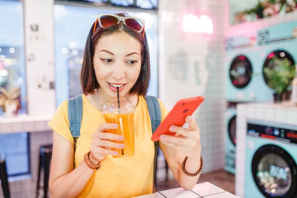 Счастливая Смеющаяся Женщина Сидит Кафе Мобильным Телефоном — стоковое фото