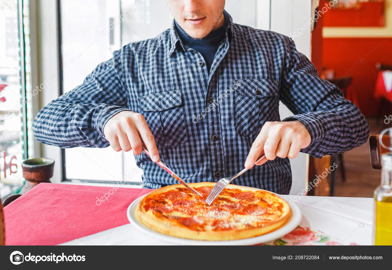 Lycklig Hungrig Man Ata Pizza Med Gaffel Och Kniv Italiensk Stockfotografi C Frantic00 208722084