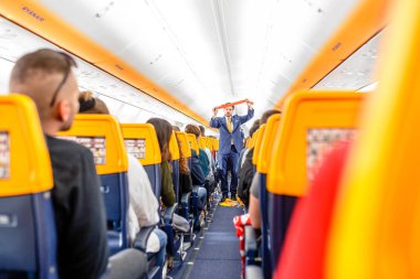 16 Mayıs 2018, Budapeşte Macaristan: oturma ve mürettebat için bekleyen yolcular kamarot Ryanair havayolu uçak içinde güvenlik talimatları